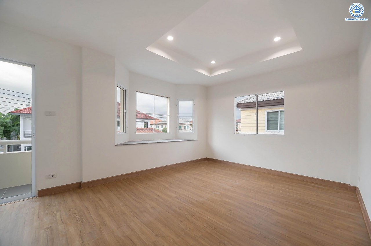 บ้านมือสองตกแต่งใหม่ โครงการ ชวนชื่น กรีนบาวด์ เนื้อที่ 54 ตร.ว. ฟังก์ชัน 3 ห้องนอน 3 ห้องน้ำ 1 ห้องอเนกประสงค์ จอดรถได้ 2 คัน บรรยากาศเงียบสงบเป็นส่วนตัว สิ่งอำนวยความสะดวกมากมาย! บนทำเลศักยภาพ หน้าโครงการติดถนนใหญ่ ใกล้จุดขึ้นทางด่วน "ศรีสมาน"